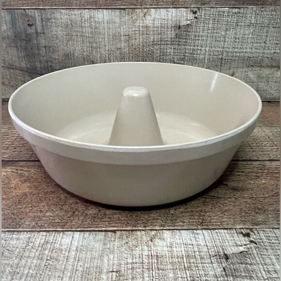 Anchor Hocking Microware Bundt Cake Oven/Microwave Pan Baking Ring 2.5 qt 9 1/4 - Picture 5 of 5